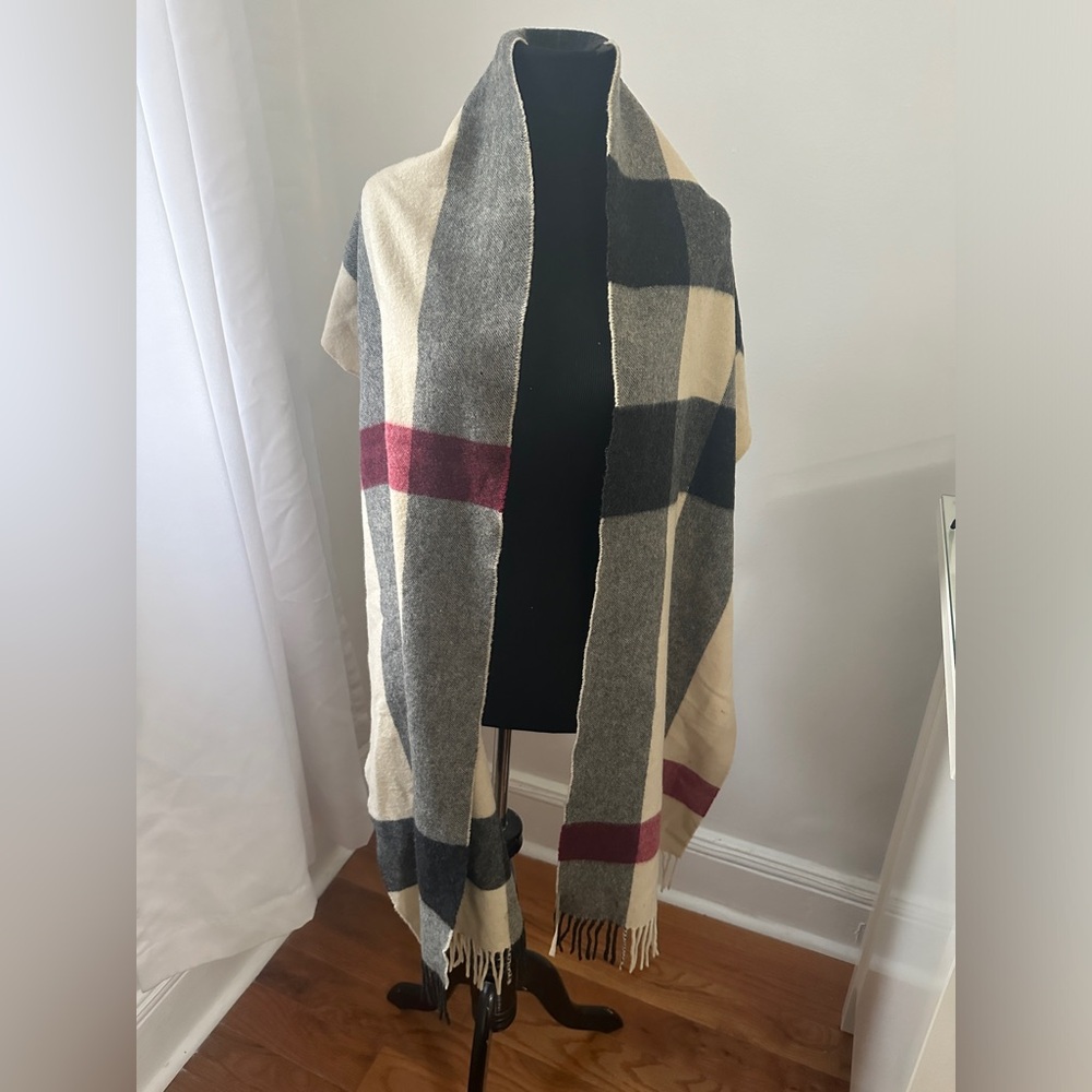 Burberry Check Cashmere Scarf (no damages noticeable)